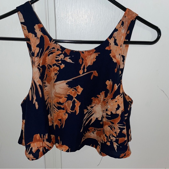 Lulu’s flowy crop top - Picture 4 of 4